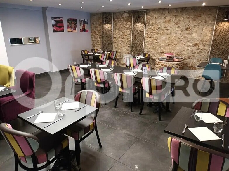 Retail in Reims for lease - Interior Photo - Image 1 of 4