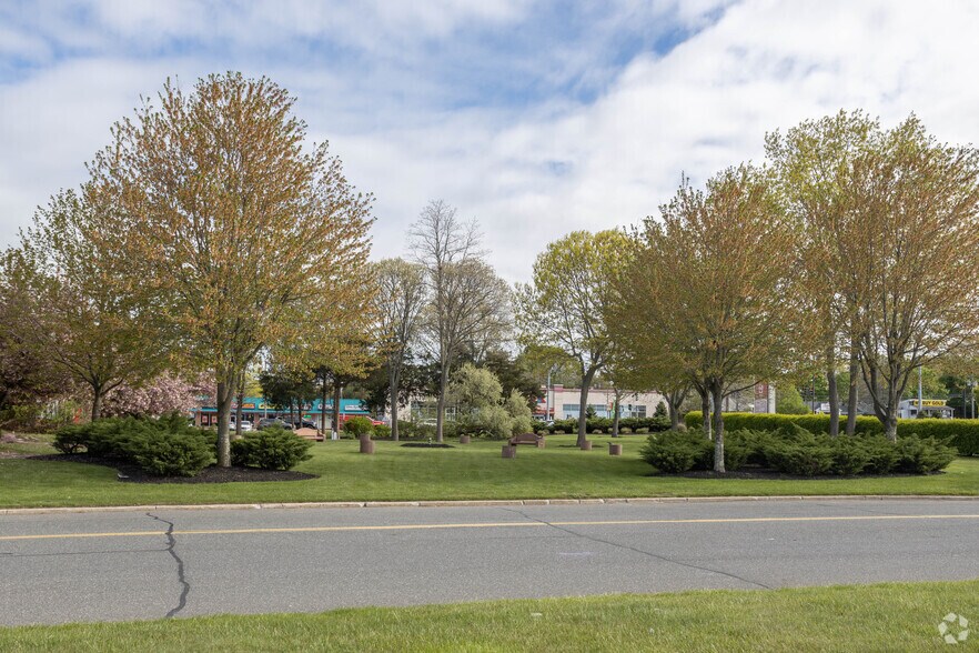 201-401 Independence Plz, Selden, NY à louer - Photo du bâtiment - Image 2 de 9