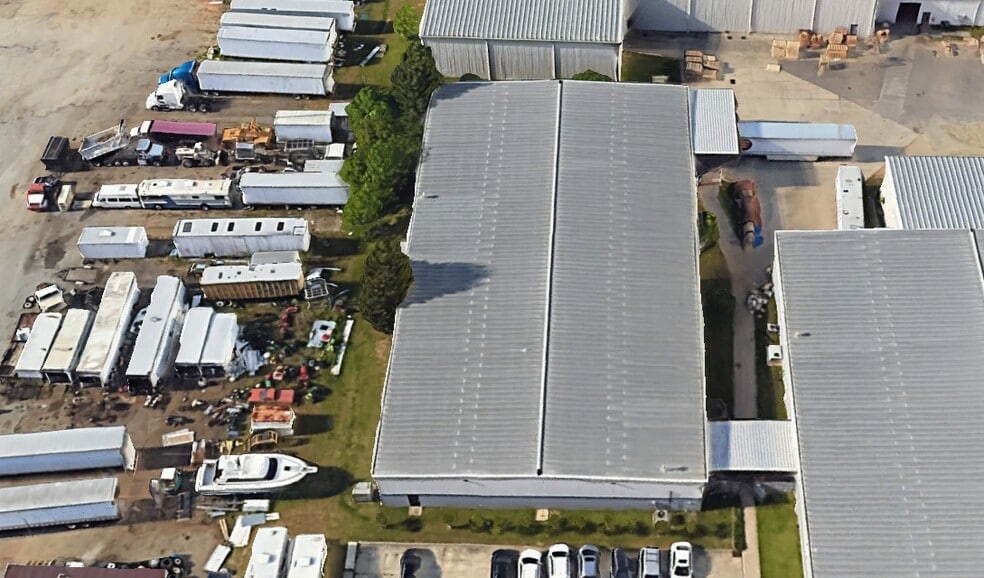 7609 Canoe Rd portfolio of 3 properties for sale on LoopNet.ca - Building Photo - Image 2 of 7