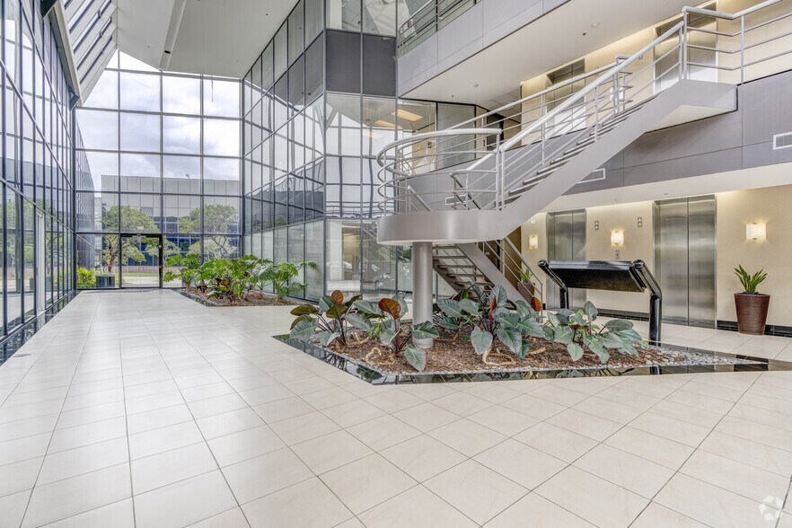 3000 Wilcrest Dr, Houston, TX à louer - Hall d’entrée - Image 2 de 7