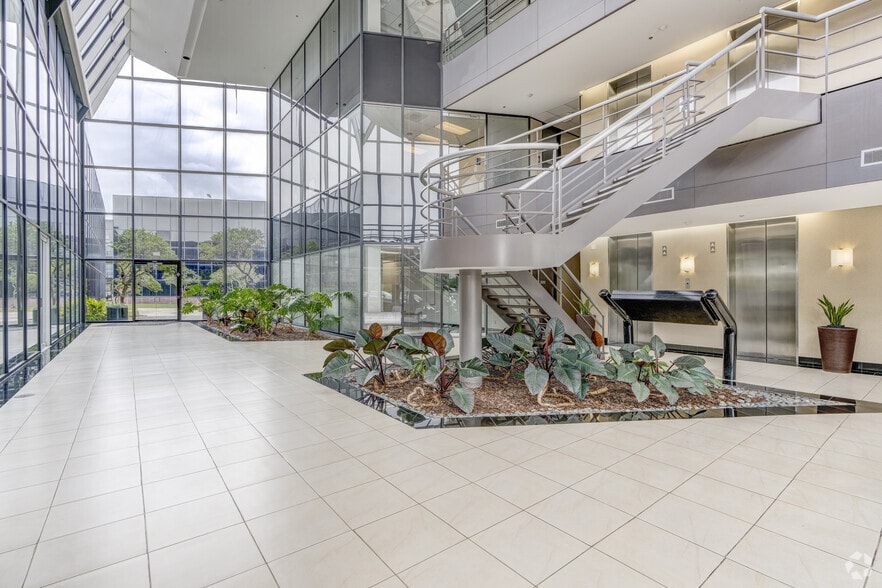 3000 Wilcrest Dr, Houston, TX for lease - Lobby - Image 2 of 7
