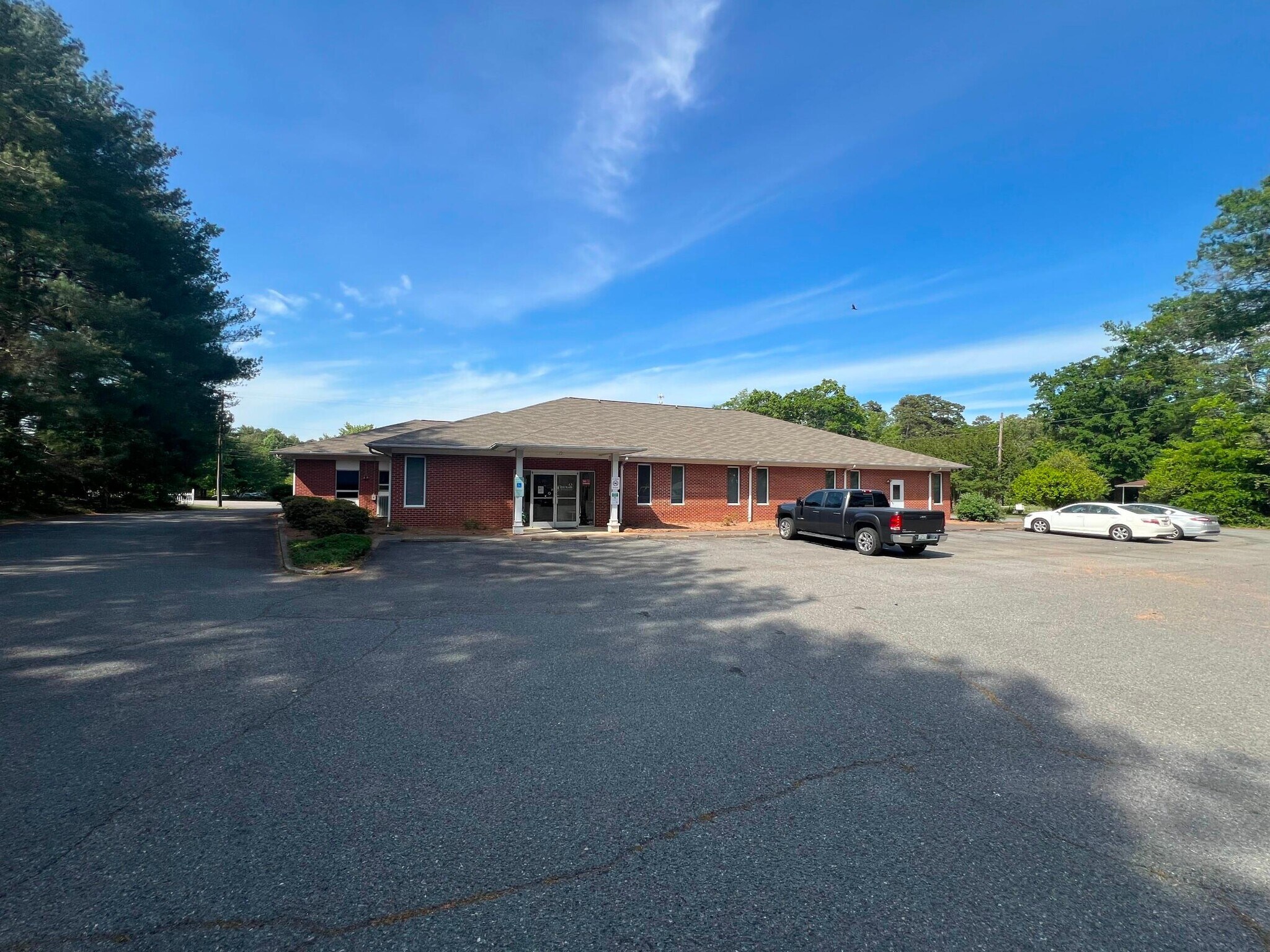 320 E Lee Ave, Yadkinville, NC à vendre Photo principale- Image 1 de 37