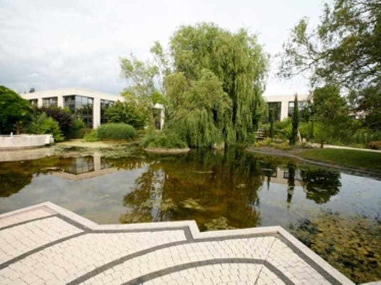 2 Rue Hélène Boucher, Guyancourt for lease - Building Photo - Image 2 of 6