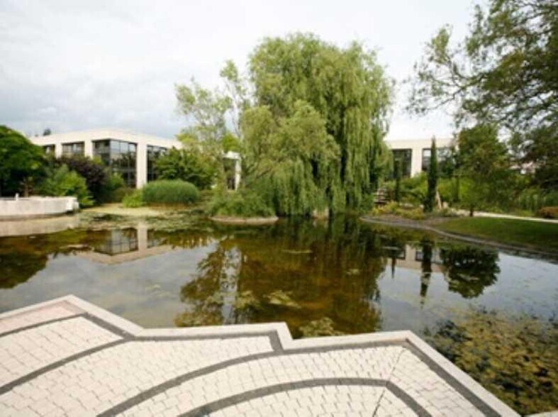 2 Rue Hélène Boucher, Guyancourt à louer - Photo du bâtiment - Image 2 de 6