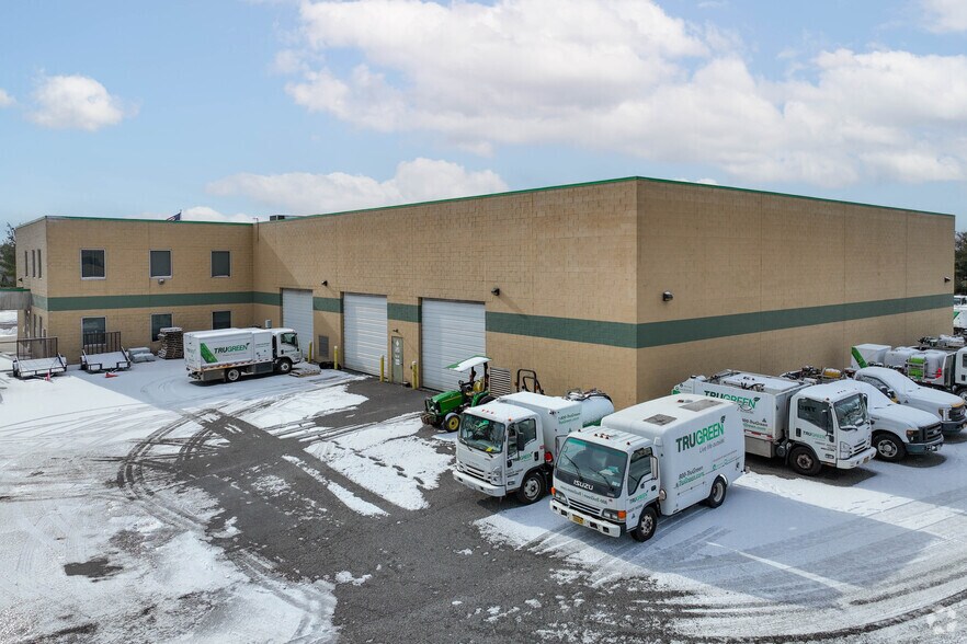 5-7 Todd Ct, Yaphank, NY à louer - Photo du bâtiment - Image 2 de 5