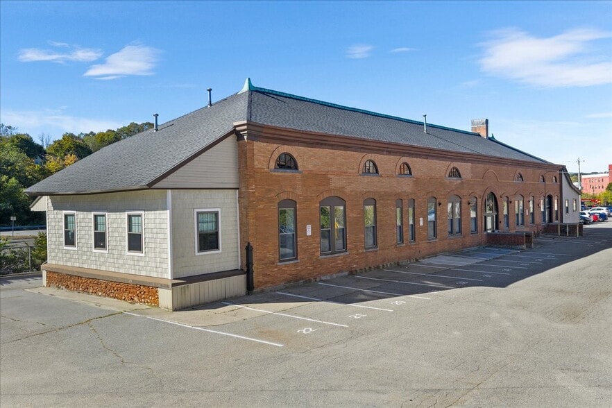 10 Railroad Pl, Norwich, CT for lease - Building Photo - Image 1 of 37