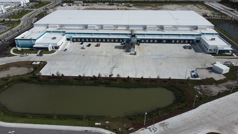 2500 SW Kanner Hwy, Stuart, FL à louer - Photo du bâtiment - Image 3 de 6