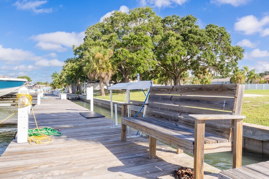 5816 Skimmer Point Blvd S, Gulfport, FL à louer - Photo du bâtiment - Image 2 de 10