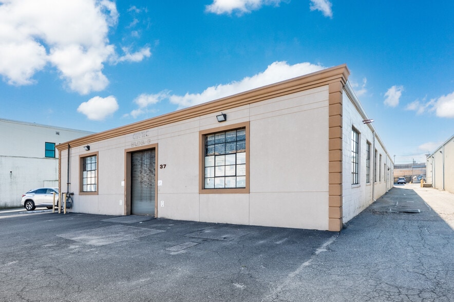 36 Sylvester St, Westbury, NY for lease - Building Photo - Image 2 of 17