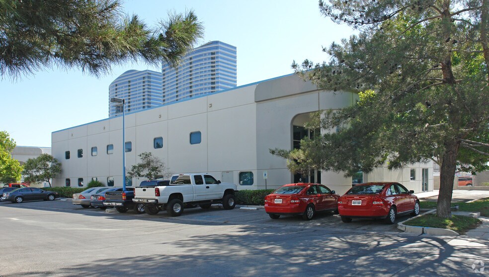 4670 Polaris Ave, Las Vegas, NV à louer - Photo du bâtiment - Image 3 de 9