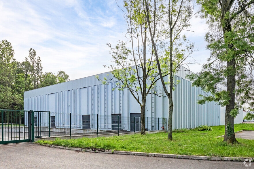 Flex in Saint-Ouen-l'Aumône for lease - Building Photo - Image 2 of 2