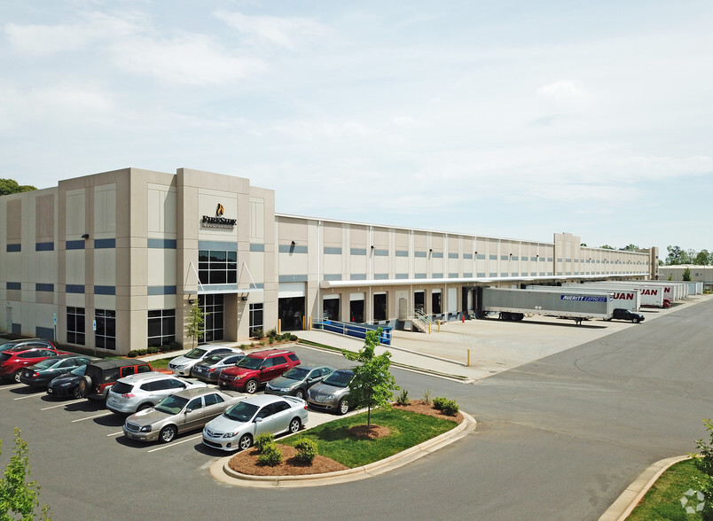 4701 Entrance Dr, Charlotte, NC for lease - Building Photo - Image 1 of 9