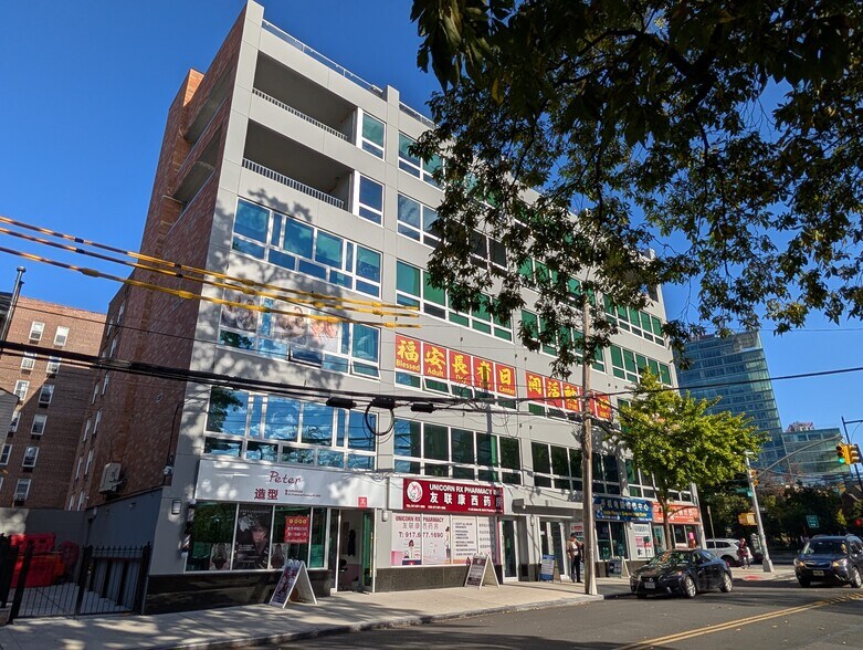 4119-4123 Union St, Flushing, NY à louer - Photo du bâtiment - Image 3 de 8