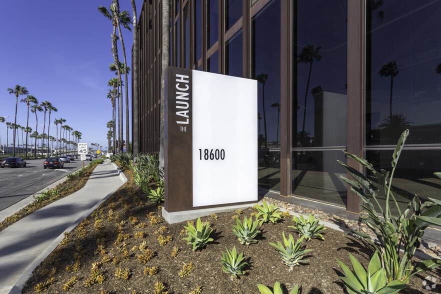 18600 MacArthur Blvd, Irvine, CA à louer - Photo du bâtiment - Image 2 de 13