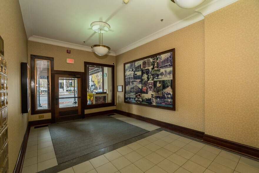 348-358 Broadway, Saratoga Springs, NY à louer - Hall d’entrée - Image 2 de 9