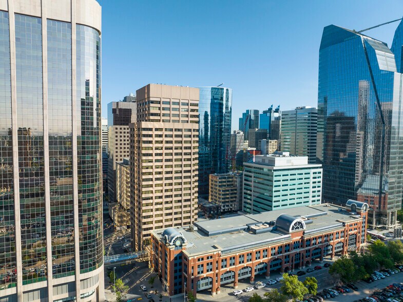 635 8th Ave SW, Calgary, AB à louer - Photo du bâtiment - Image 1 de 3