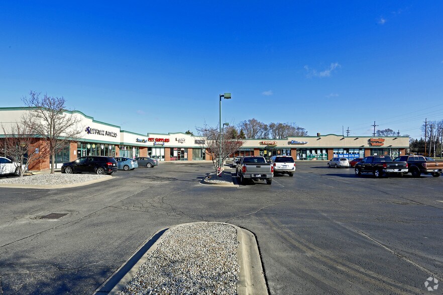 49125 Van Dyke Ave, Shelby Township, MI à louer - Photo du bâtiment - Image 2 de 5