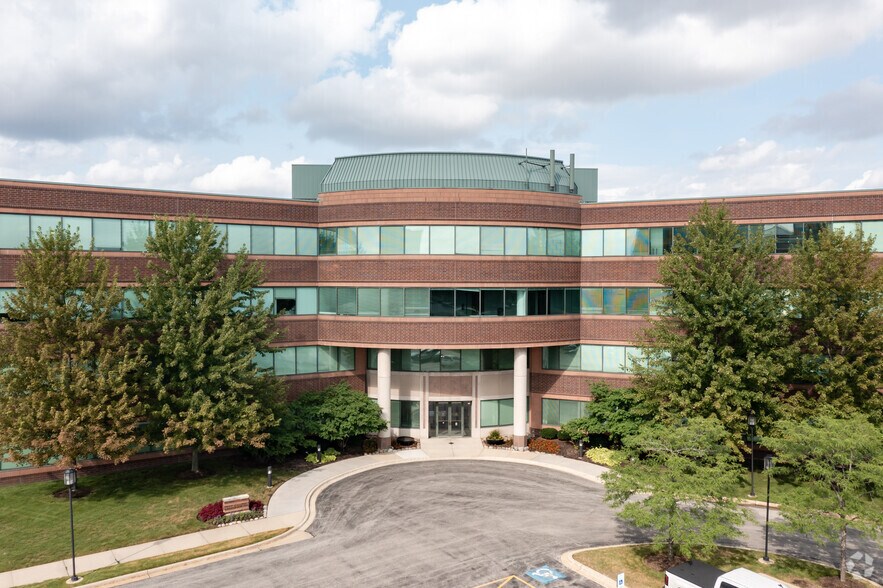 333 Pierce Rd, Itasca, IL à louer - Photo du bâtiment - Image 3 de 9