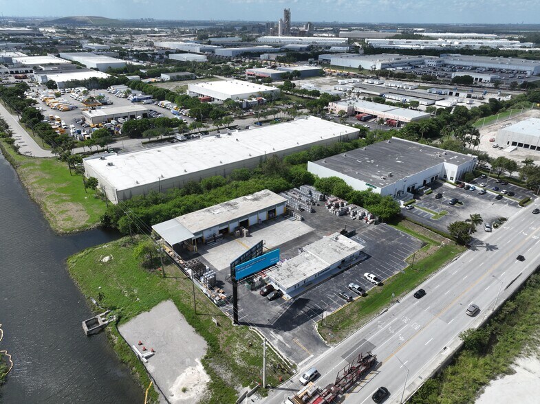 11100 NW 112th Ct, Medley, FL à louer - Photo du bâtiment - Image 3 de 3