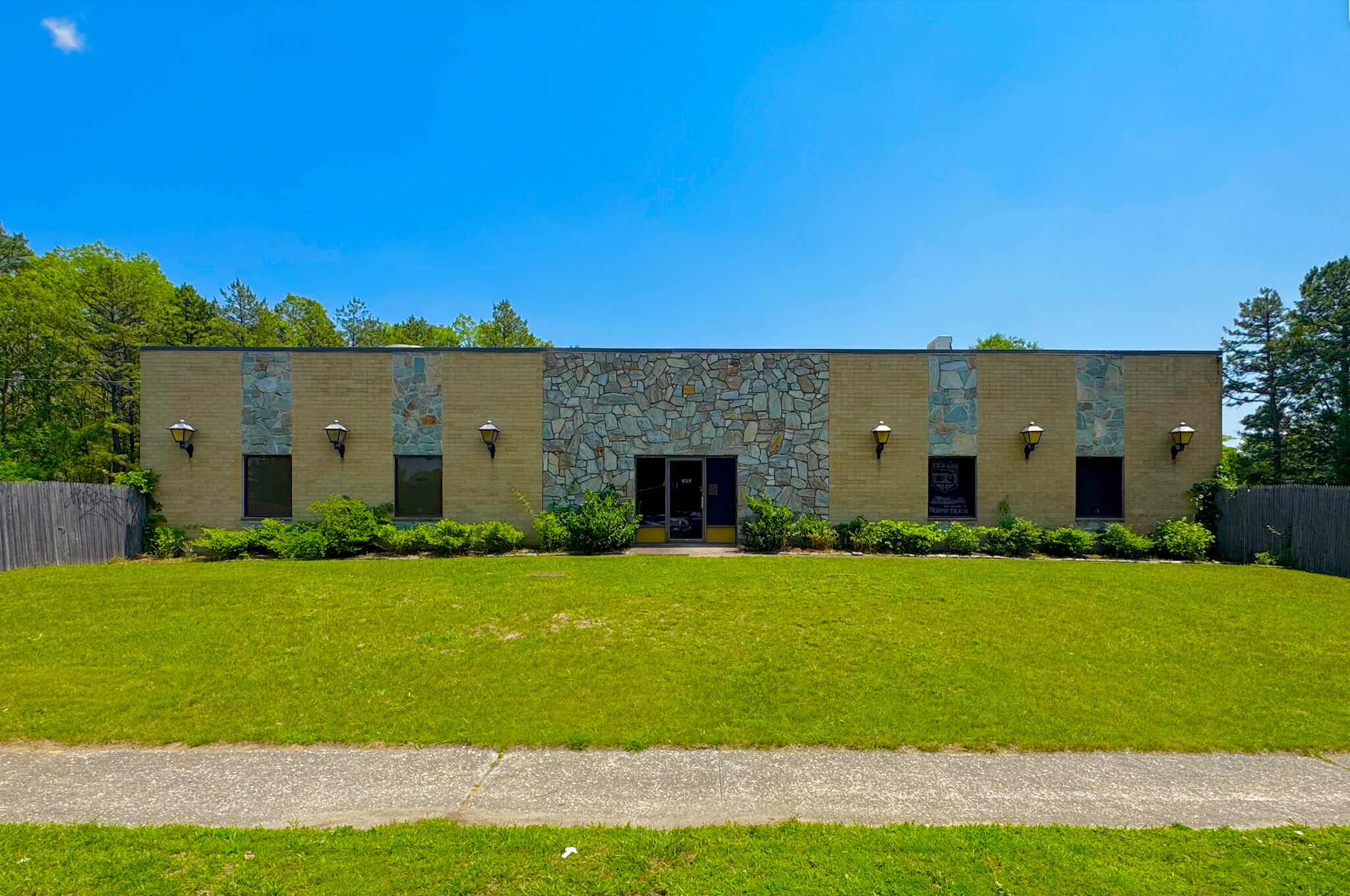 245 Middle Island Rd, Medford, NY à louer Photo du bâtiment- Image 1 de 13