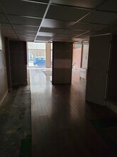 Retail in Lyon for lease Interior Photo- Image 2 of 5