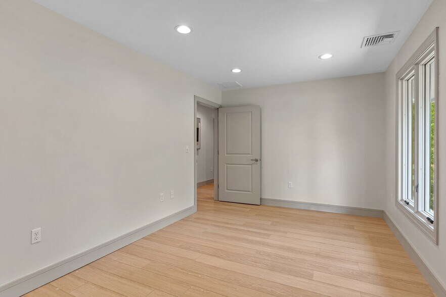 1394 Timberlane Rd, Tallahassee, FL for lease - Interior Photo - Image 2 of 16