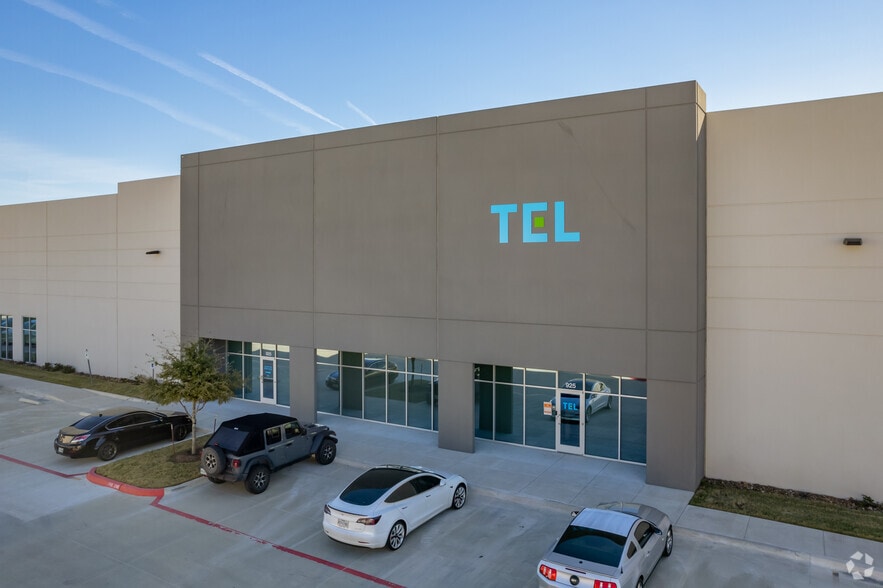 5811 Trade Center Dr, Austin, TX à louer - Photo du bâtiment - Image 3 de 4