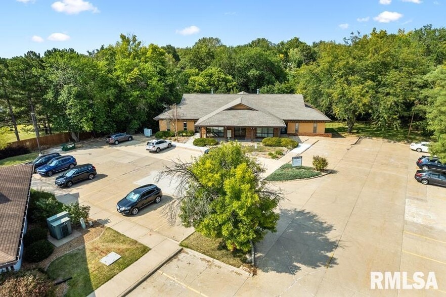 5113 N Executive Dr, Peoria, IL à louer - Photo du bâtiment - Image 2 de 9