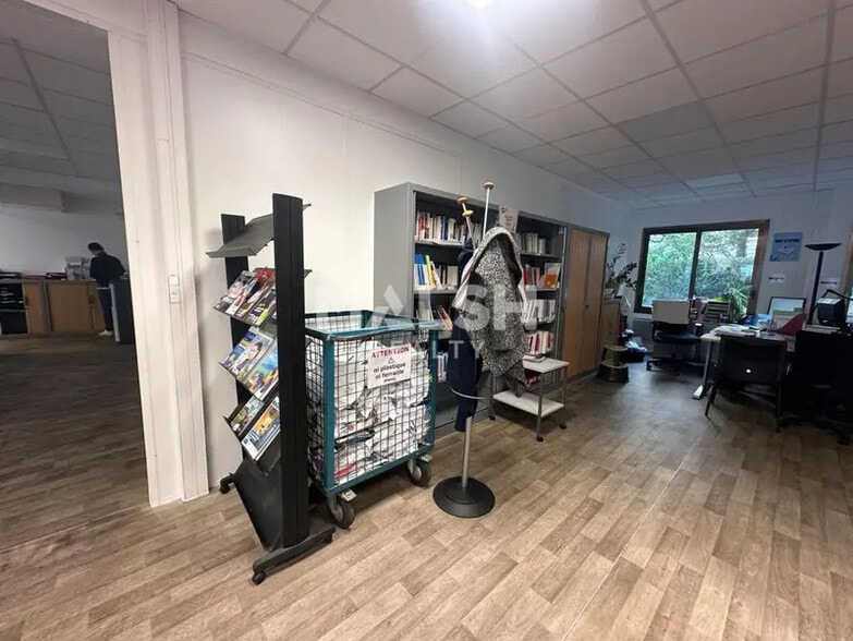 Retail in Lyon for lease - Interior Photo - Image 3 of 9