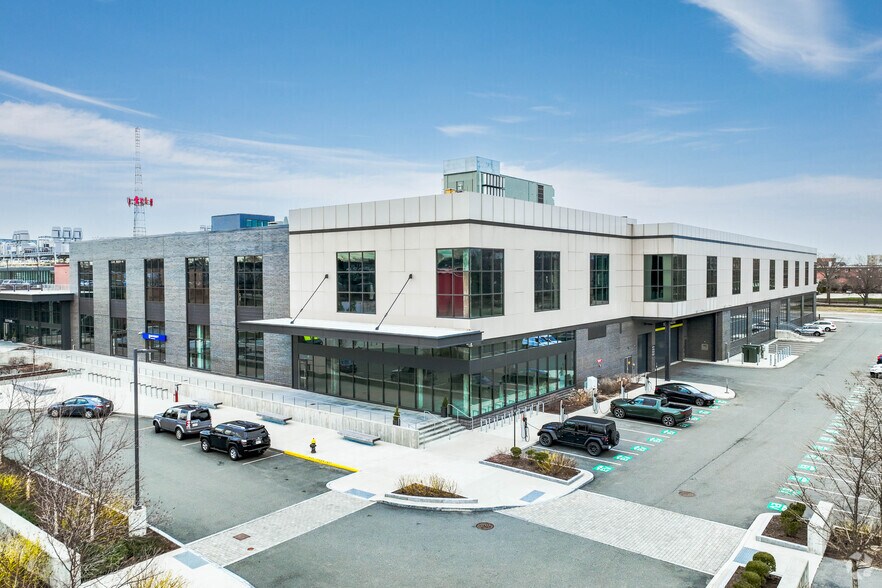 135 William T Morrissey Blvd, Dorchester, MA à louer - Photo principale - Image 1 de 8