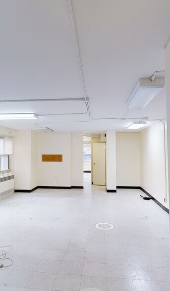 5940 Queens Blvd, Woodside, NY à louer - Numérisation 3D de Matterport - Image 2 de 26