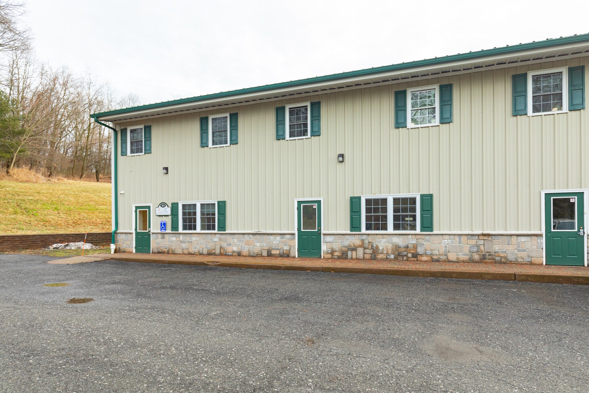 72 Airport Dr, Wappingers Falls, NY à louer Photo du bâtiment- Image 1 de 13