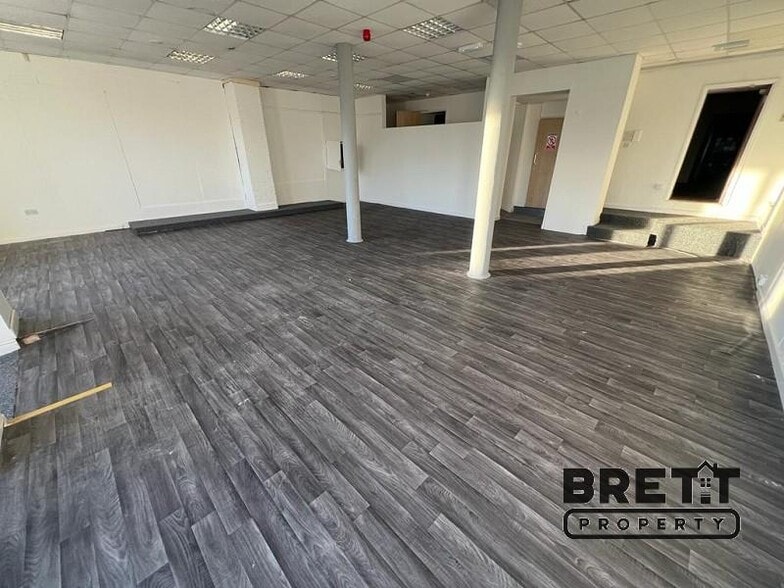 15 Charles St, Milford Haven for lease - Interior Photo - Image 2 of 8