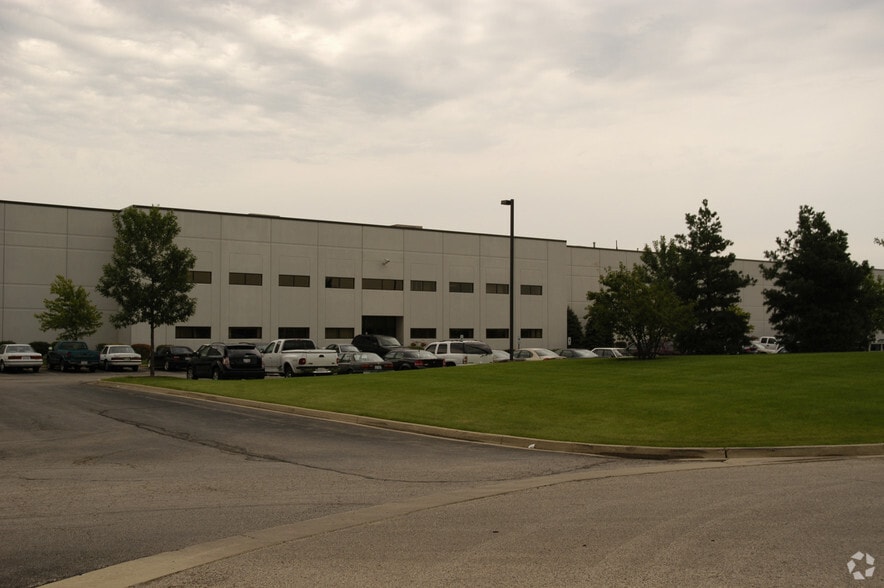 Three Building Corporate Headquarters portfolio of 3 properties for sale on LoopNet.ca - Primary Photo - Image 1 of 3