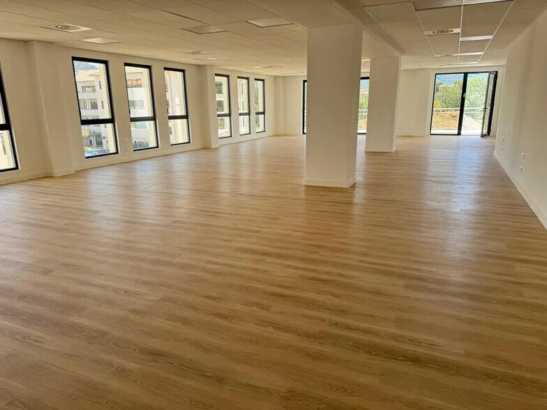 Bureau dans Aubagne à louer - Photo du bâtiment - Image 3 de 9