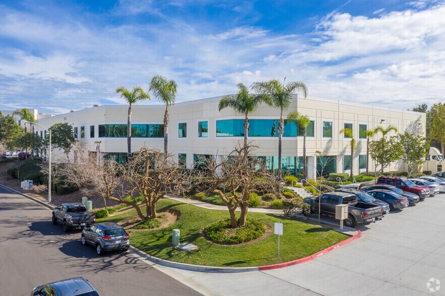 1370 Decision St, Vista, CA à louer - Photo du bâtiment - Image 2 de 2