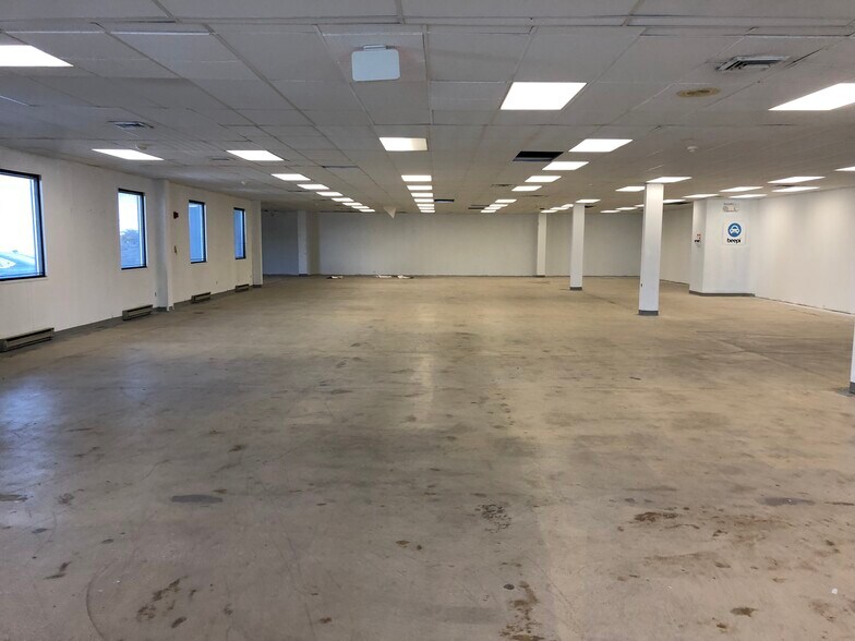 15 Grumman Rd W, Bethpage, NY à louer - Photo intérieure - Image 3 de 10