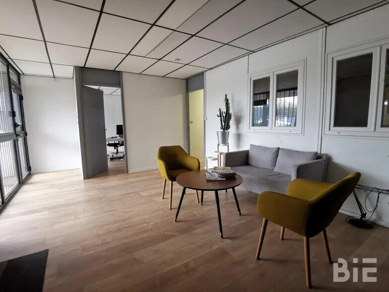 Flex in Mérignac for lease - Interior Photo - Image 2 of 5