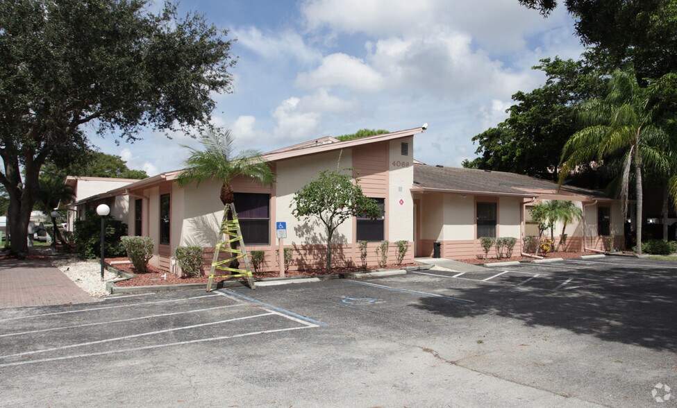 4066 Evans Ave, Fort Myers, FL à vendre - Photo du bâtiment - Image 3 de 34