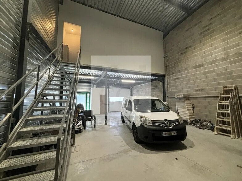 Flex in Mions for lease - Interior Photo - Image 3 of 6