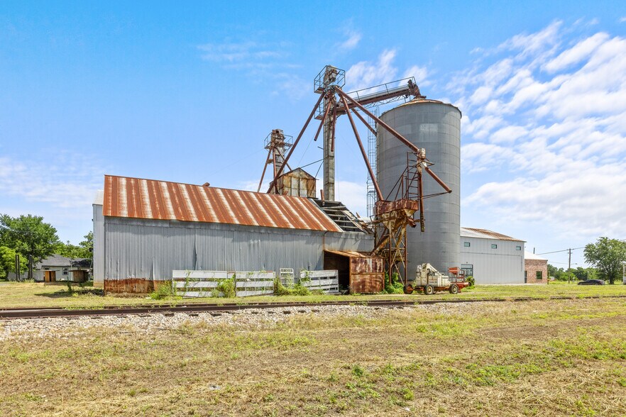 151 5th St St, Honey Grove, TX à vendre - Photo du bâtiment - Image 2 de 44