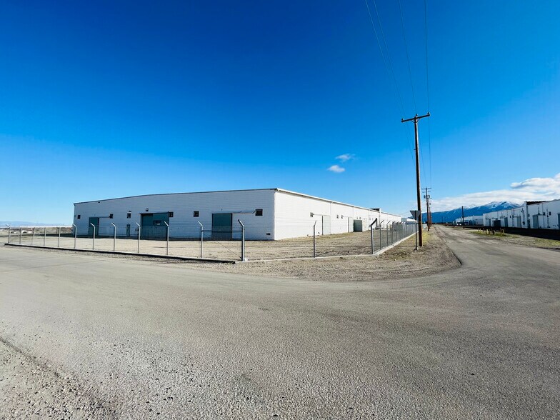 SELLER FINANCING AVAILABLE - Industrial portefeuille de 4 propriétés à vendre sur LoopNet.ca - Photo du bâtiment - Image 3 de 12