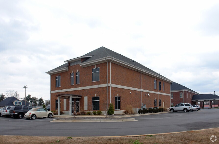 1664 E Main St, Easley, SC à louer - Photo du bâtiment - Image 3 de 5