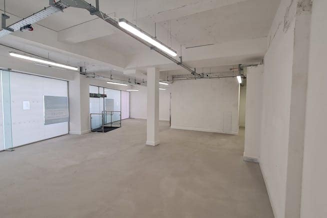 6 Commercial Way, Woking for sale - Interior Photo - Image 3 of 7