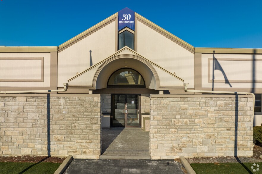 50 Ronson Dr, Toronto, ON à louer - Photo du bâtiment - Image 3 de 8