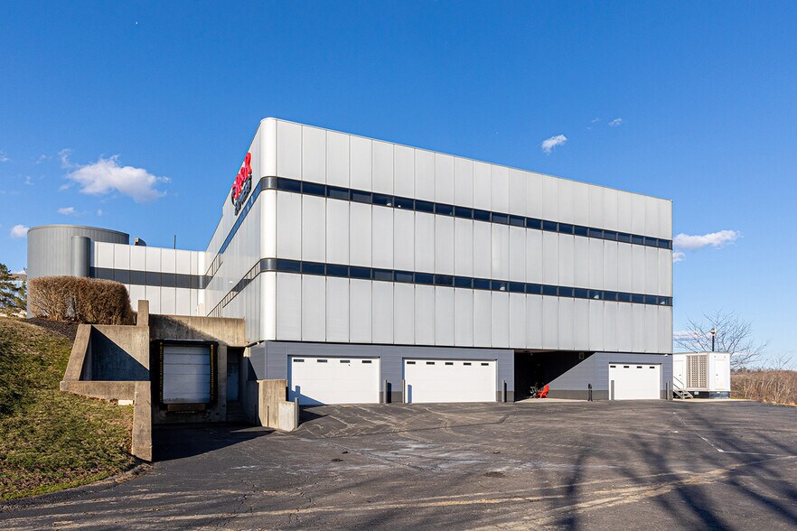 100 Commerce Dr, Pittsburgh, PA à vendre - Photo du bâtiment - Image 2 de 9