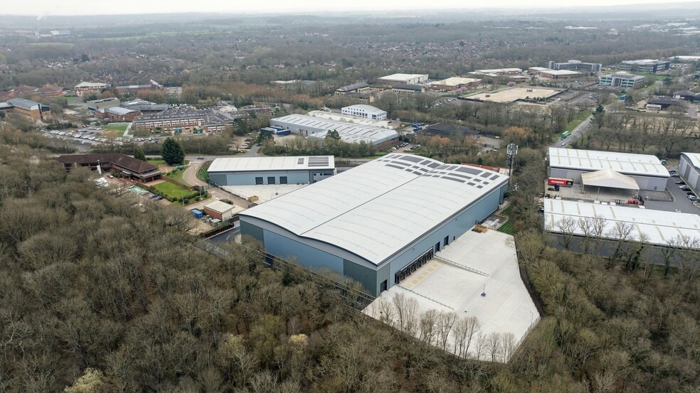1 Redshank Crescent, Chineham for lease - Building Photo - Image 3 of 14