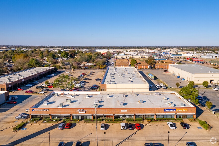 9515 E 51st St, Tulsa, OK à louer - Photo du bâtiment - Image 3 de 5