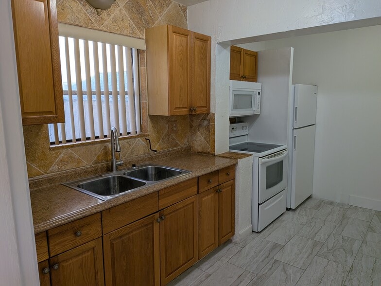 2235 Polk St, Hollywood, FL for sale - Building Photo - Image 2 of 17