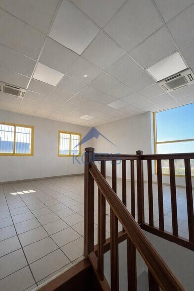 Flex in La Verpillière for lease - Interior Photo - Image 3 of 4